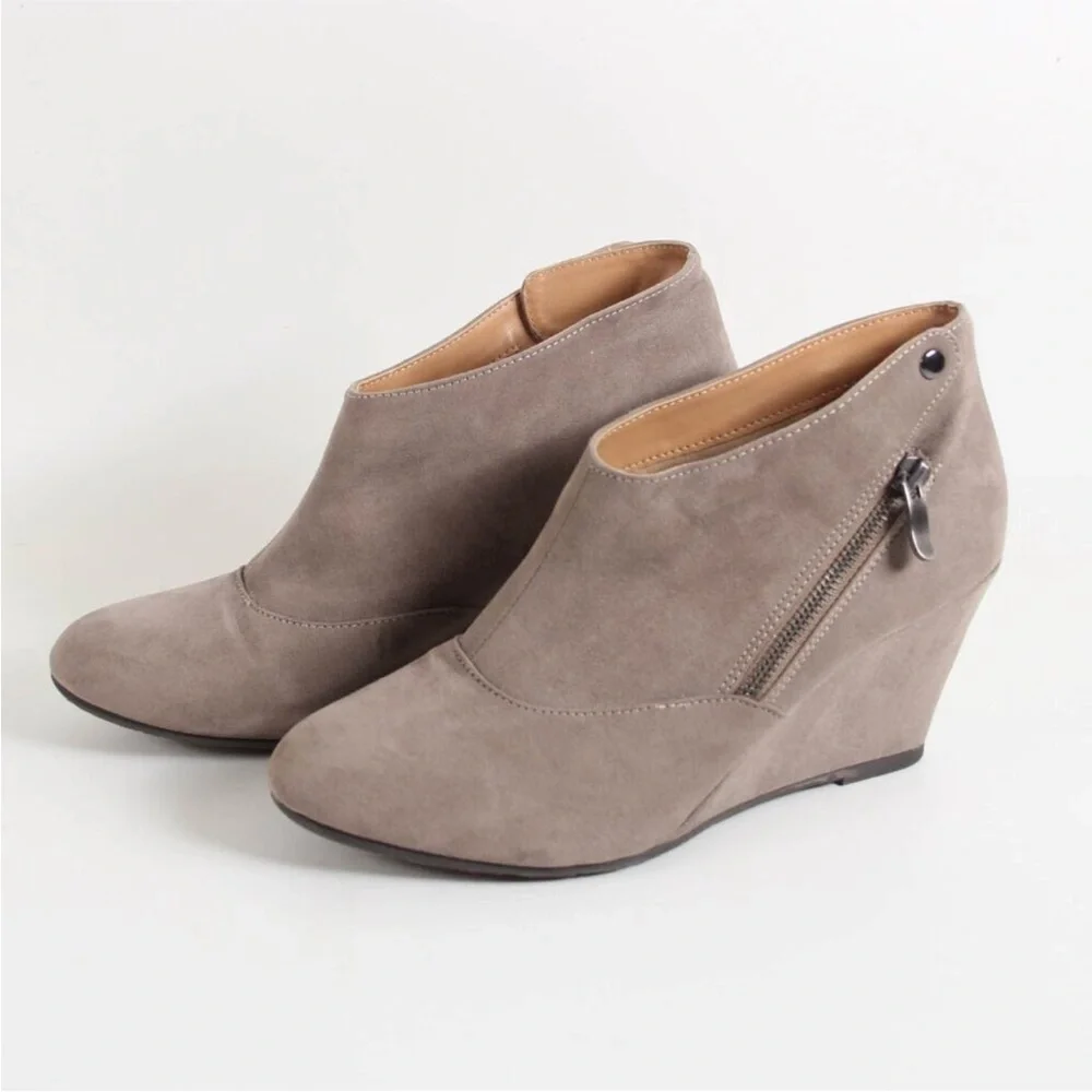 CL by Laundry Stylish Taupe Wedge Ankle Boots 8 38.5